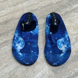 Kids blue galaxy print swim socks– size 1 – 1 1/2